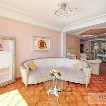 Le Majestic Promenade - Five Stars House Apartmán *